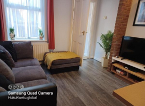 Salisbury House-Huku Kwetu Spacious 4 Bedroom House- Sleeps 6 - Luton Town Centre
